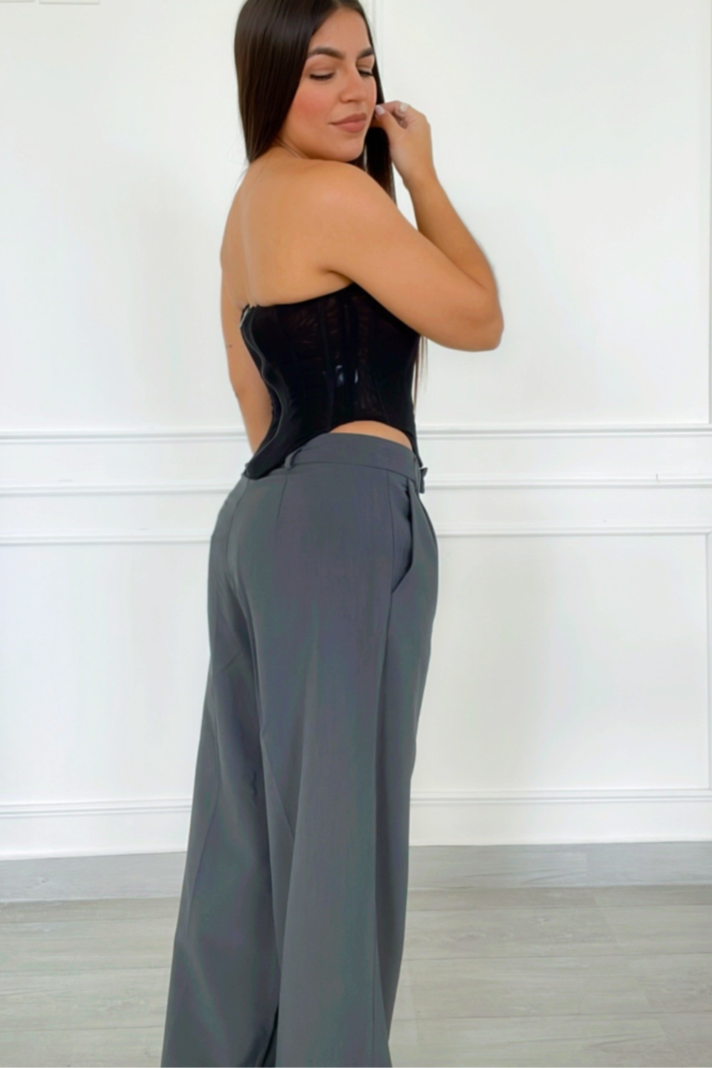 Pleated tailored trousers with closure